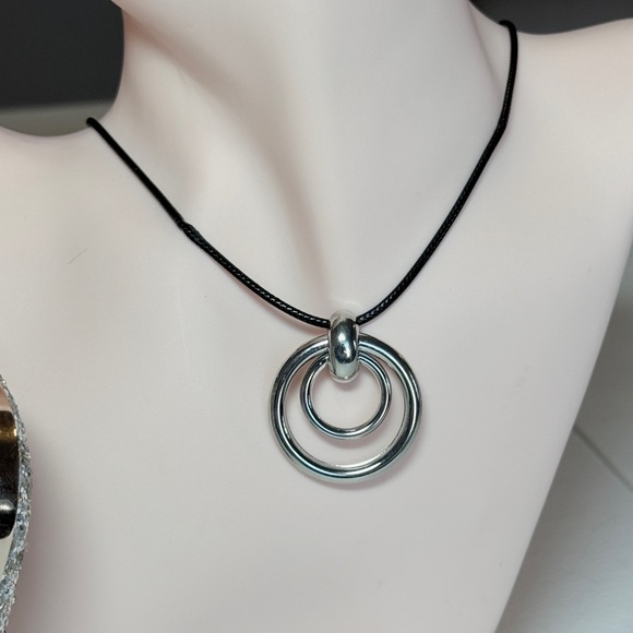 ⚜️ Elegant Silver Pendant Necklace - Picture 3 of 6